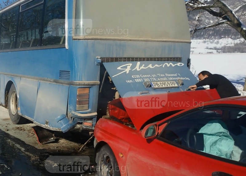 Автобус с над 20 работници катастрофира край Сопот ВИДЕО